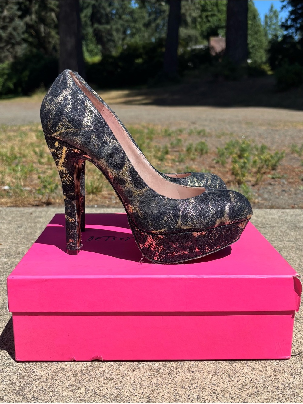 Betsey Johnson Divah Black & Gold Pumps Size 9.5